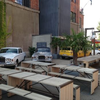 Sage Restaurant - Now that's a car! And that too. - Beach Bars Near Me - Berlin, BE