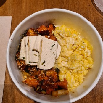 Flower Child - Tofu, Mac and cheese, caramelized sweet potato in to-go bowl - Salad Near Me - Woodlands, Texas