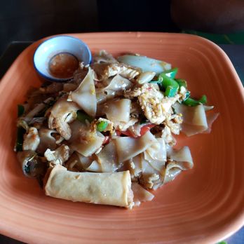 Yupha's Thai Kitchen - Drunken noodles with chicken lunch portion - Thai Near Me - Tempe, Arizona