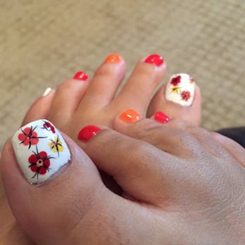 Davi Nails - Gel pedicure with flower design - Nail Salons Near Me - Norfolk, Virginia