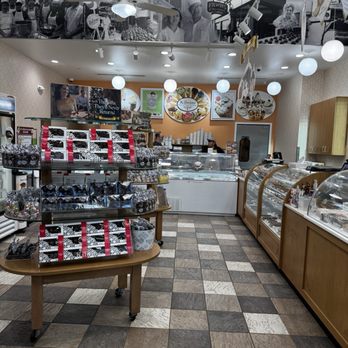 Kilwins - Very nice and cozy! - Chocolatiers & Shops Near Me - Denver, Colorado