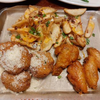 Houlihan's - Wings & Things Sampler - Bars Near Me - Paramus, New Jersey