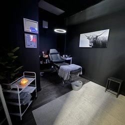Clippers Barbershop - Aesthetician studio space