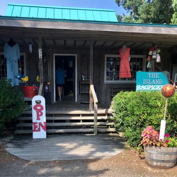Island Ragpicker - Island Ragpicker's welcoming entrance - Flowers & Gifts Near Me - Ocracoke, North Carolina Island Ragpicker - Island Ragpicker's welcoming entrance - Flowers & Gifts Near Me - Ocracoke, North Carolina