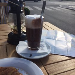 BASH19 - Hot chocolate and croissant