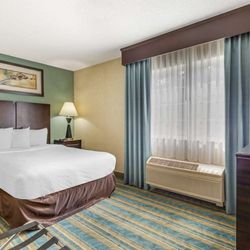 Best Western Plus Berkshire Hills Inn & Suites - 2 Room Sute