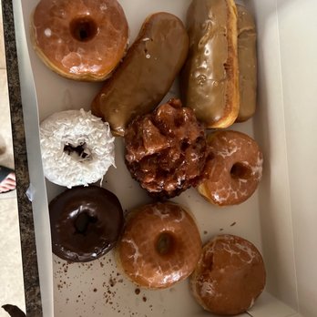 Dulce Donuts - compramos una docena (faltan algunas que ya se comieron al tomar la foto) - Donuts Near Me - Las Vegas, Nevada Dulce Donuts - compramos una docena (faltan algunas que ya se comieron al tomar la foto) - Donuts Near Me - Las Vegas, Nevada