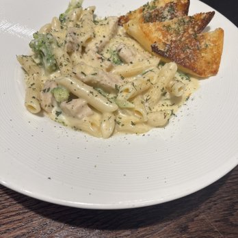 Murray's On Main - Chicken and broccoli Alfredo - Bars Near Me - Tomah, Wisconsin