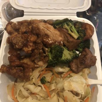 Gulick Delicatessen - Garlic chicken, shrimp/tofu broccoli, and chow fun - Japanese Near Me - Honolulu, Hawaii