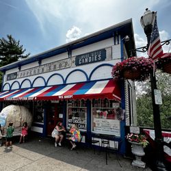 Village of Chagrin Falls - Yup... that's a GIANT popcorn ball!