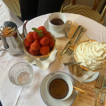 Carette - Hot chocolate with whipped cream and strawberries - Patisserie/Cake Shop Near Me - Paris, 75 Carette - Hot chocolate with whipped cream and strawberries - Patisserie/Cake Shop Near Me - Paris, 75