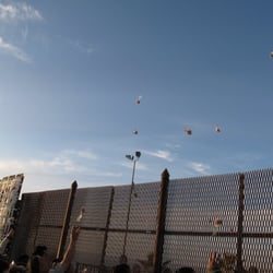 Muro Fronterizo - A veces a través del cielo se comparten dulces, como en tiempo de posadas, Navidad. De México a Estados Unidos y viceversa.