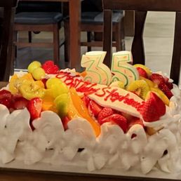 Plentiful fruit on this yummy crispy cake! Plentiful fruit on this yummy crispy cake!