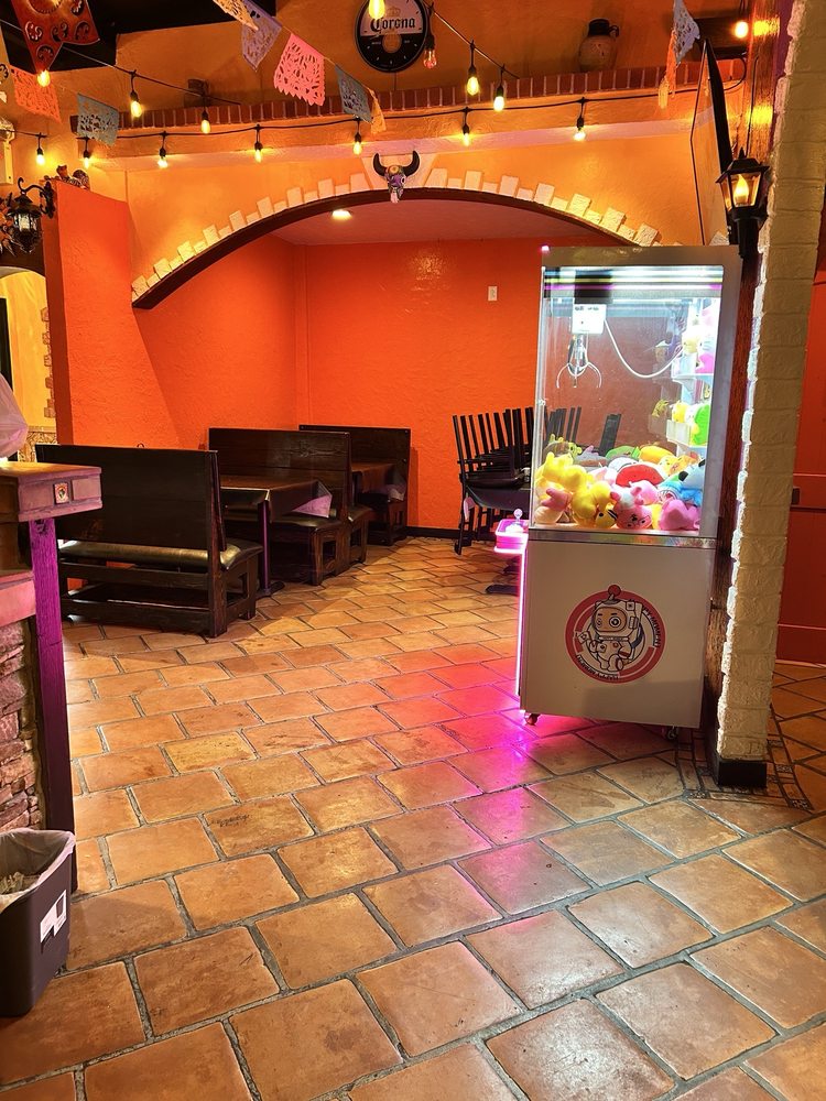 Piñata Mexican Grill Logo