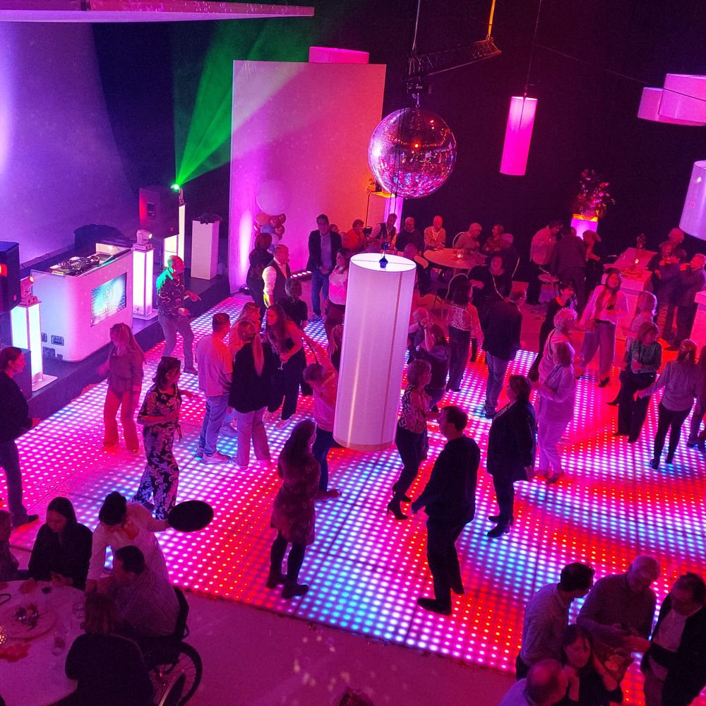 Rijk want wij worden altijd opgewacht door een enthousiaste familie in... |  TikTok, image size:1000x1000