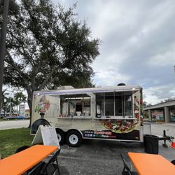 Kevino Wood Fired Pizza - Outdoor seating is available