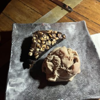 Kona Brewing - Macadamia nut brownie with coffee gelato - Brewpubs Near Me - Kailua-Kona, Hawaii