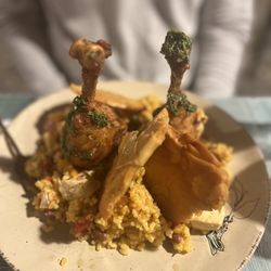 Arbore Gastrobar - Muslo de aves, tostones y arroz