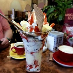 Spezialbecher mit Erdbeeren und Banane / special sundae with strawberries and banana