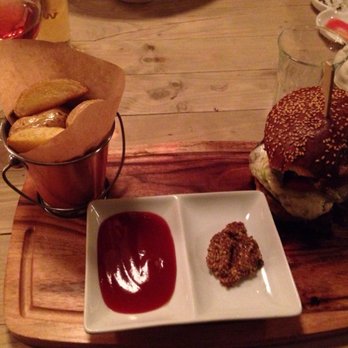 Bar Galleta - Hamburguesa de buey y provolone - Spanish Near Me - Madrid, M