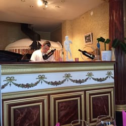 Restaurang Zorbas - Pizzabagaren sliter i hettan från vedugnen...