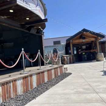 Wetlands Taphouse - Beer Bar Near Me - La Pine, Oregon