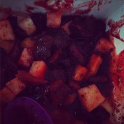Bermellón - Cajita de jicama, pepino, rielito y arandanos con salsa de tamarindo