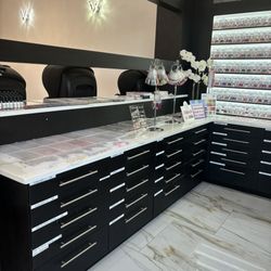 Tri-V Nail Spa - Polish station
