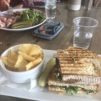 Shoredog Cafe - The Tuckahoe - Cafes Near Me - Richmond, Virginia