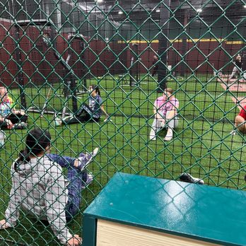 D-Bat Hickory - Girls working out - Batting Cages Near Me - Hickory Hills, Illinois