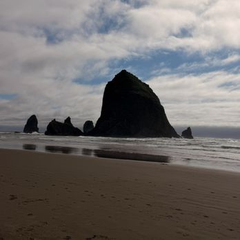 Cannon Beach - Haystack rock - Beaches Near Me