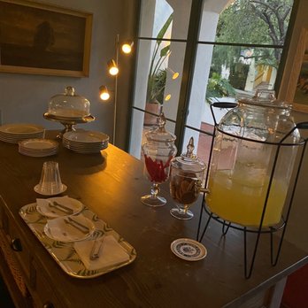 Palihouse Santa Barbara - Wellcom treats - Hotels Near Me - Santa Barbara, California