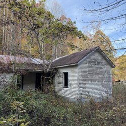 Abandoned house at the entrance to the trail.