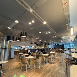 Lufthansa Business Lounge - Dining area