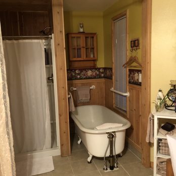 Denali Overlook Inn - Tub and shower - Bed & Breakfast Near Me - Talkeetna, Alaska Denali Overlook Inn - Tub and shower - Bed & Breakfast Near Me - Talkeetna, Alaska