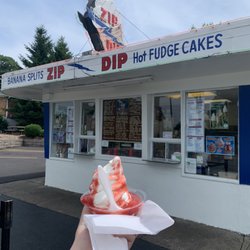 Zip Dip - Vanilla creamie with strawberry topping