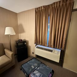 Super 8 by Wyndham White River Junction - Microwave and fridge
