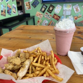 Da Hot Spot - 20 oz. Mixed Berry Smoothie French Fries Chicken Strips - Pizza Near Me - San Francisco, California