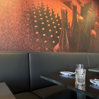 IL Bosco Pizza - Seating with booth on one side of the tables (along the warm, wine themed wall) - Pizza Near Me - Scottsdale, Arizona