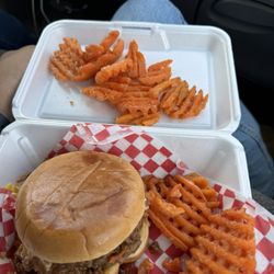 Swamp Shak - Chili burger with sweet potato fries