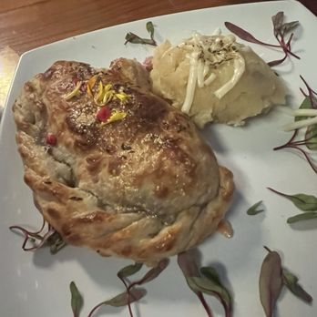 Enchanted Forest - Corn beef pot pie just ok nothing special - Salad Near Me - Placerville, California
