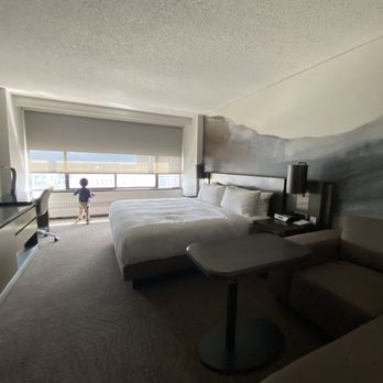 Calgary Marriott Downtown Hotel - Gorgeous room! - Hotels Near Me - Calgary, Alberta