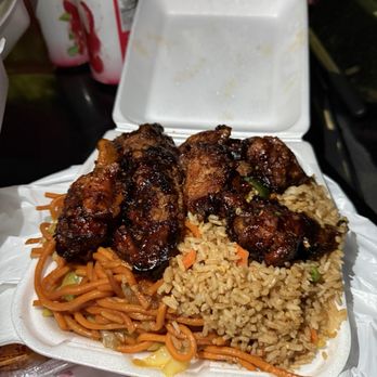 Mr. You Express - Combo 1 half chow mein and rice with spicy chicken wings - Chinese Near Me - Montclair, California