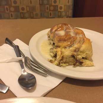 Maggies Restaurant - Cinnamon roll - Pizza Near Me - Wayzata, Minnesota