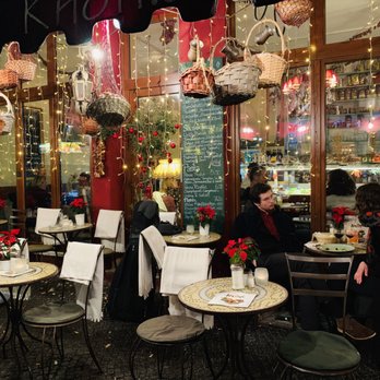 Knofi Feinkostladen - Outside decor is very in spirit. Can't help but notice the holiday cheer from outside. - Food Stands Near Me - Berlin, BE