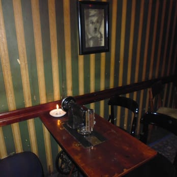 Singer - białe świece na białych talerzykach - zawsze! - Pubs Near Me - Kraków, Massachusetts