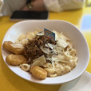 Illumination’s Minion Cafe - Mac and cheese - New American Near Me - Orlando, Florida
