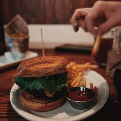Pint + Jigger - Stout Burger