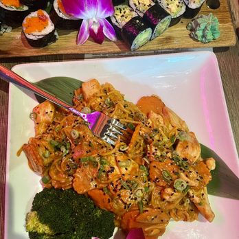BITES Asian Kitchen + Bar - Samurai sushi, avocado sushi and rama noodles with chicken - Japanese Near Me - Chicago, Illinois BITES Asian Kitchen + Bar - Samurai sushi, avocado sushi and rama noodles with chicken - Japanese Near Me - Chicago, Illinois