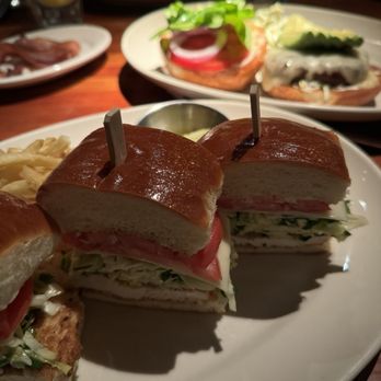 Houston's Restaurant - American Near Me - Hackensack, New Jersey